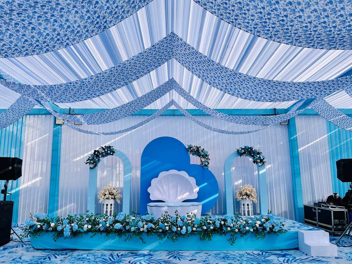 Blue wedding stage with shell-shaped loveseat
